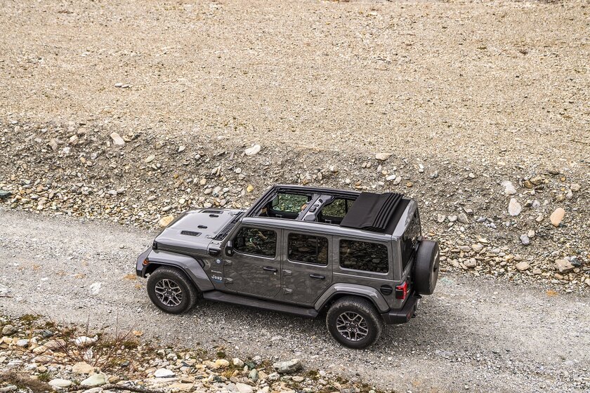 Мощный внедорожный гибрид и современные технологии: Jeep представила Wrangler 4xe 2022