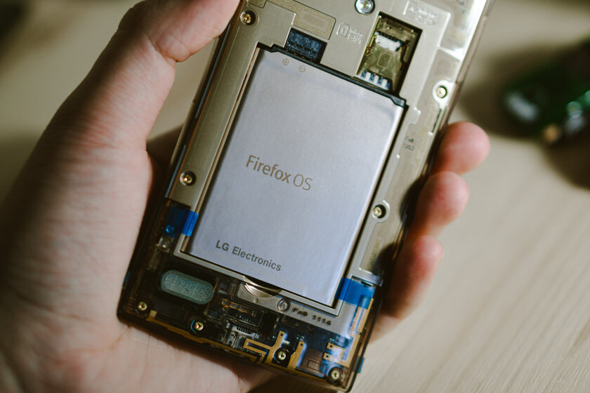 У меня прозрачный смартфон из 2014 на прошивке Firefox. LG Fx0 — это нечто — Дизайн. 2