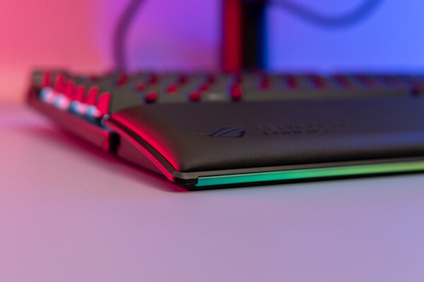 Можно самому заменять свитчи: и Cherry, и ROG! Тестирую ASUS ROG Strix Flare II Animate — Внешний вид и удобство. 16