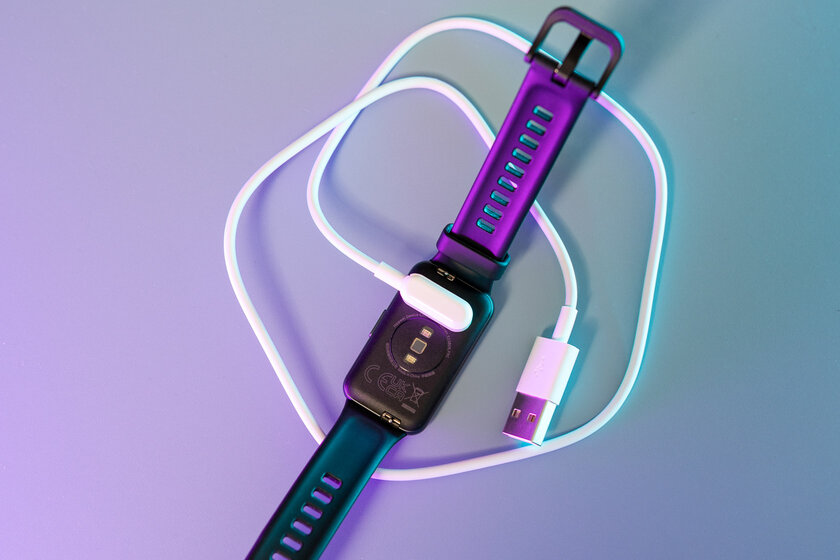 Не зацикливайтесь на Mi Band. Обзор Huawei Band 7, он даже лучше — Время работы и зарядка. 1