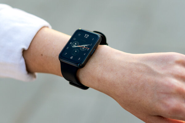 Лучшее от фитнес-браслетов и умных часов. Обзор Huawei Watch Fit 2 — Эргономика. 6
