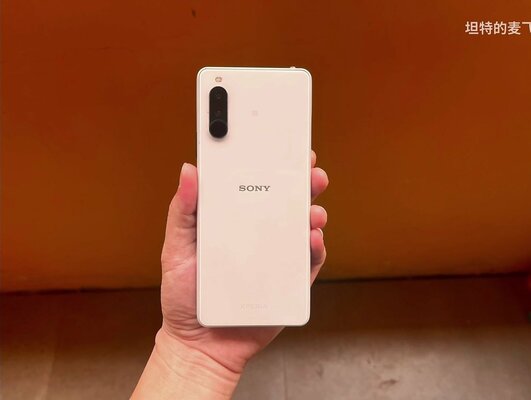 Идеальный смартфон? Китаец встроил iPhone в корпус Sony с клавиатурой BlackBerry