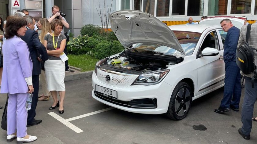 Представлен российский электроседан Evolute i-PRO: два дисплея в салоне и 420 км на одном заряде