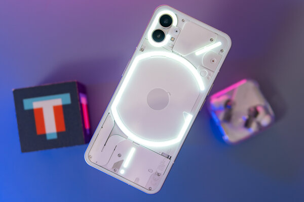 Прозрачный смартфон с 900 светодиодами в реальной жизни. Тестирую Nothing Phone (1) — Световая панель Glyph. 2