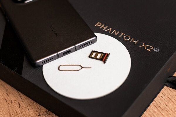 Этот смартфон будто отфотошопленный. Каково с Tecno Phantom X2 в реальной жизни — Внешний вид. 10