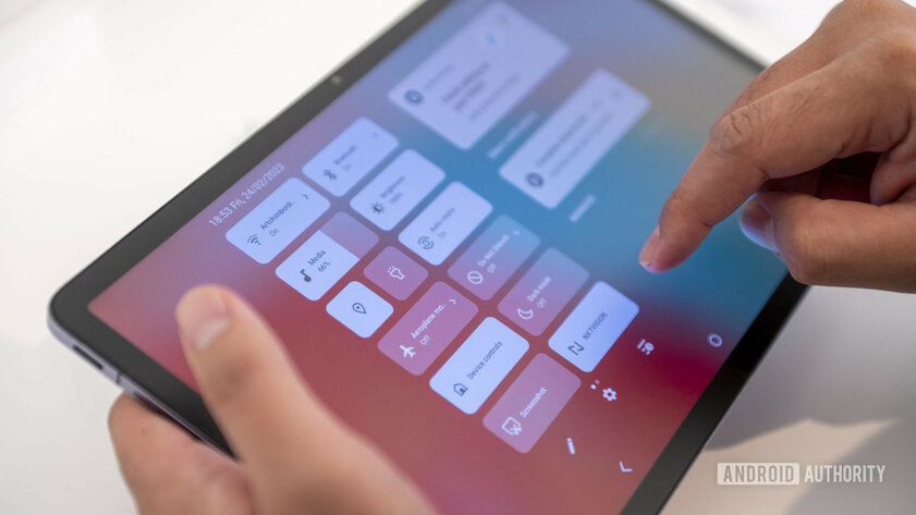 TCL представила первый в мире планшет с необычным «бумажным» дисплеем