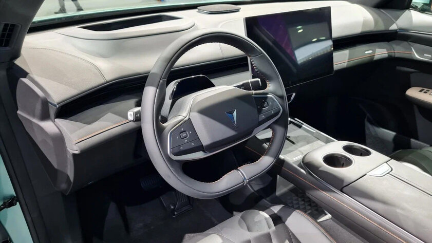 Представлен электрический кроссовер Changan S7: у него нет полноценной приборной панели