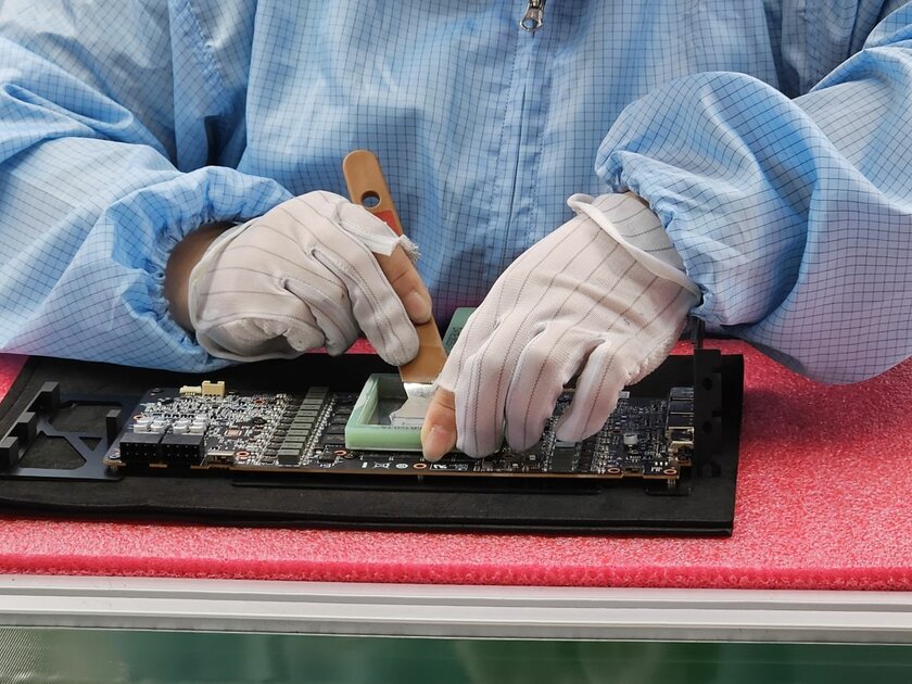 Как делают видеокарты: от печатной платы до готового решения — Ручная сборка. 6