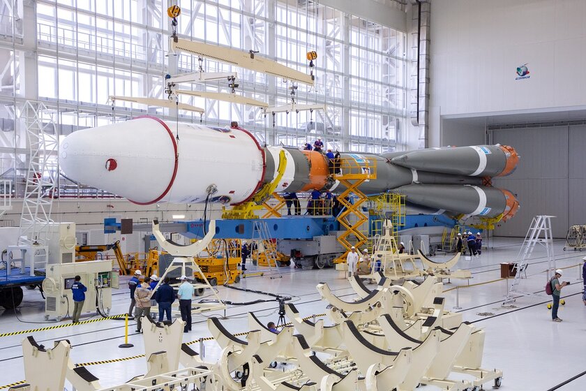 На шаг ближе к Луне: на космодроме Восточный собрали ракету Союз-2.1б, которая доставит станцию Луна-25 в космос