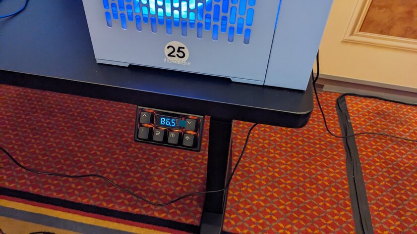 Thermaltake представила идеальный геймерский стол: с настройкой высоты и встроенной механической клавиатурой