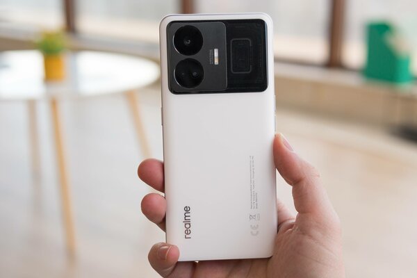 Рейтинг лучших смартфонов до 50 000 рублей: какой купить в марте 2024 — 4. Realme GT3 (16 / 1024 ГБ). 1
