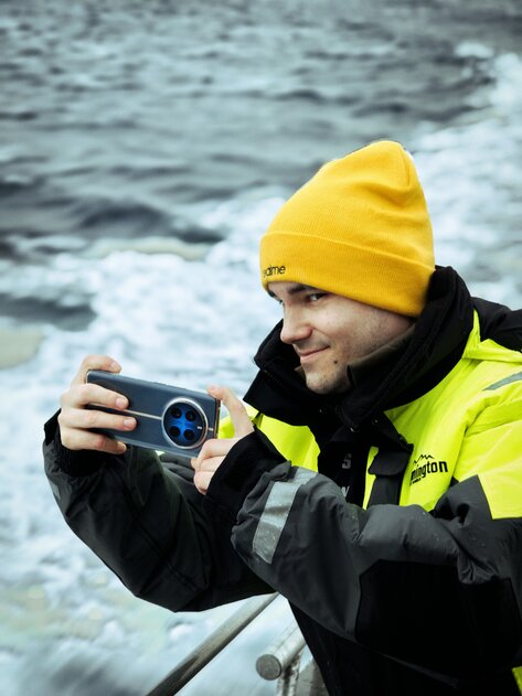 Приятный корпус, экран-водопад и достойная камера: первый взгляд на Realme 12 Pro+