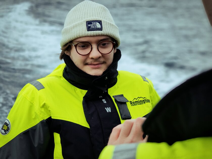 Приятный корпус, экран-водопад и достойная камера: первый взгляд на Realme 12 Pro+