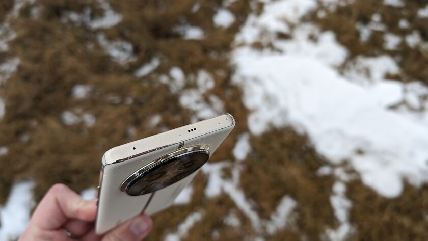Приятный корпус, экран-водопад и достойная камера: первый взгляд на Realme 12 Pro+