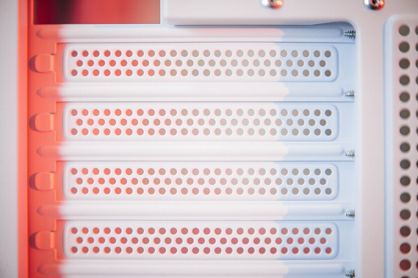 Обилие стекла, прочного металла и стиля: обзор полностью белого Zalman P30 White
