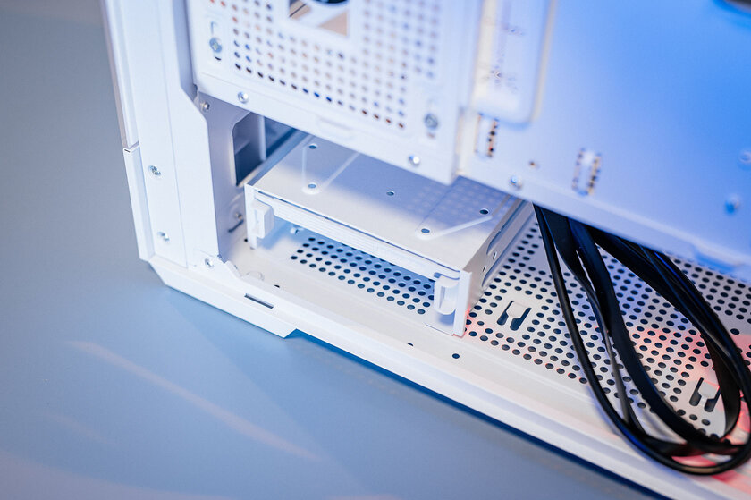 Обилие стекла, прочного металла и стиля: обзор полностью белого Zalman P30 White