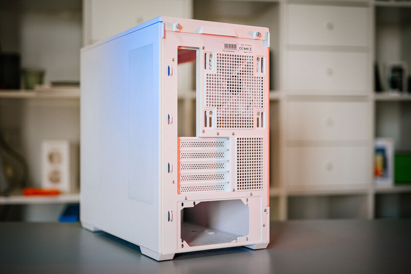 Обилие стекла, прочного металла и стиля: обзор полностью белого Zalman P30 White