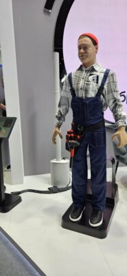 На ПМЭФ 2024 показали робота Женю в костюме работника ЖКХ