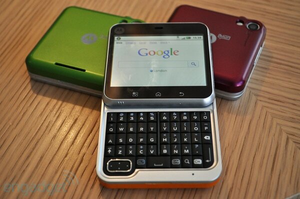 Мозг для ноутбука и непонятный квадратик: чем удивляли мобилки Motorola