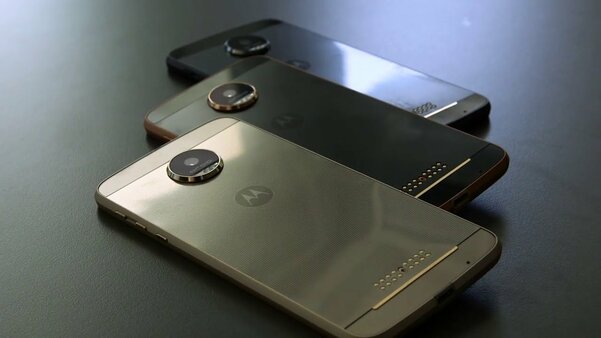 Мозг для ноутбука и непонятный квадратик: чем удивляли мобилки Motorola