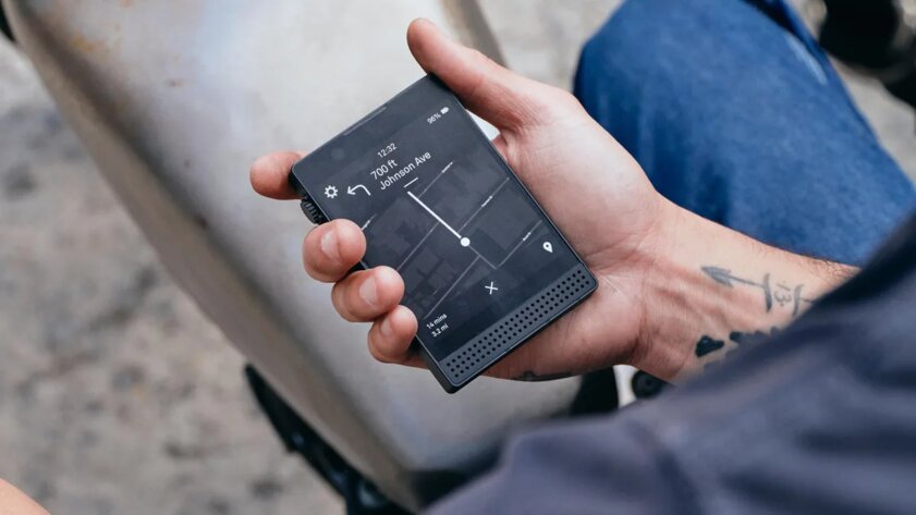 Представлен смартфон с чёрно-белым OLED-дисплеем: с камерой, NFC и странным процессором