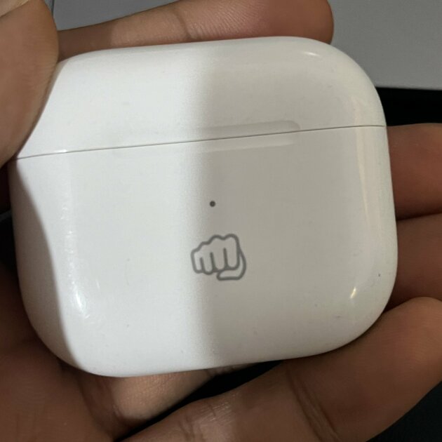 Парень из Индии купил AirPods с эмодзи кулака, чтобы их не украли
