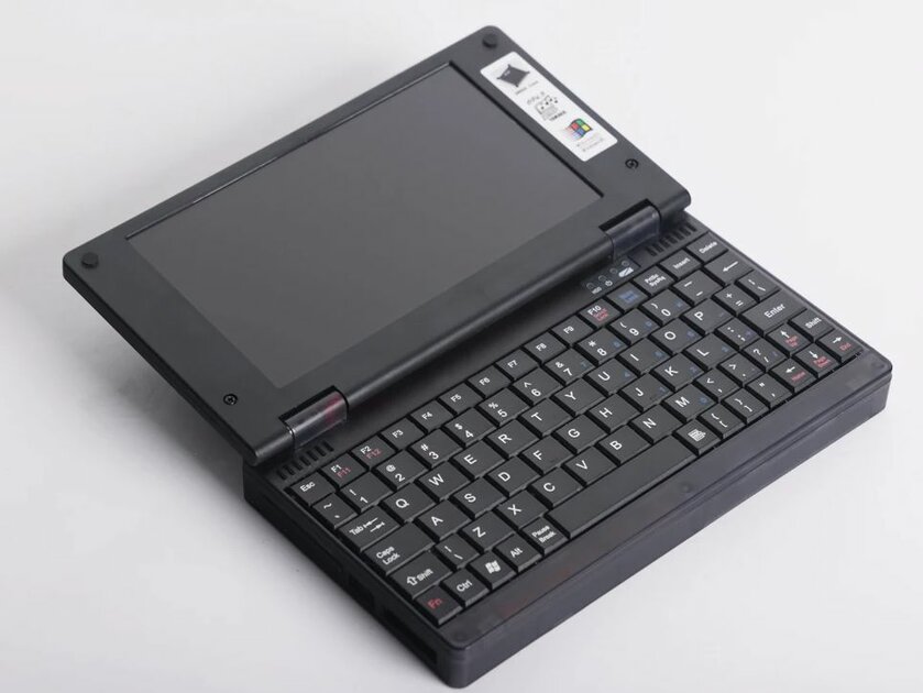 Так выглядит Pocket 386: портативный ПК с 7-дюймовым дисплеем под управлением MS-DOS или Windows 95
