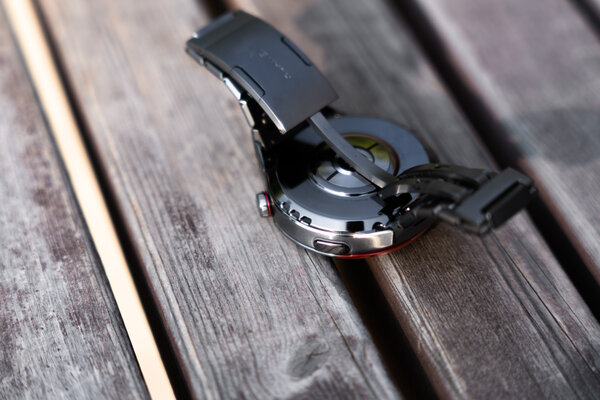 Титан делает лучше любые часы — смотрите сами. Обзор HUAWEI WATCH 4 Pro в космическом дизайне