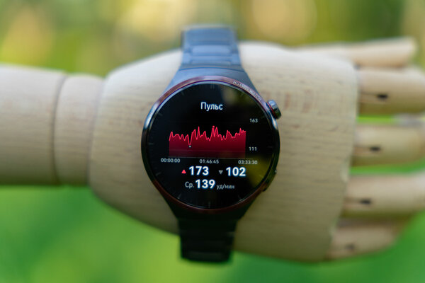 Титан делает лучше любые часы — смотрите сами. Обзор HUAWEI WATCH 4 Pro в космическом дизайне