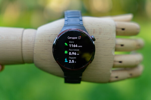 Титан делает лучше любые часы — смотрите сами. Обзор HUAWEI WATCH 4 Pro в космическом дизайне