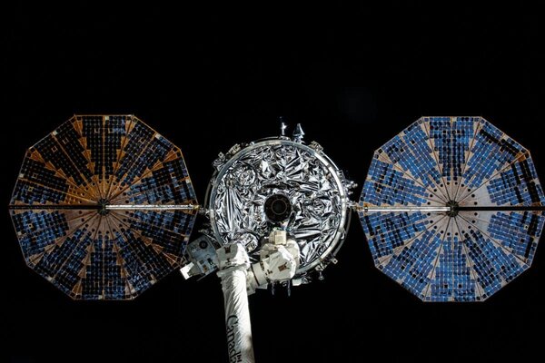 NASA опубликовало впечатляющие фото корабля Cygnus перед тем, как он сгорел в атмосфере Земли