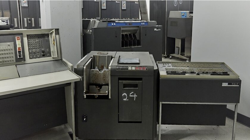 На аукцион выставили IBM 7090: компьютер из 1959 года весит свыше 10 тонн и занимает целую комнату