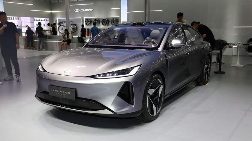 Сhery представила компактный седан Fulwin E05: с роскошным салоном и дисплеями на кузове