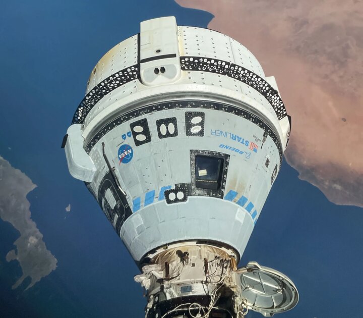«Двигался по идеальной траектории»: NASA успешно посадила проблемный космический корабль от Boeing на Землю