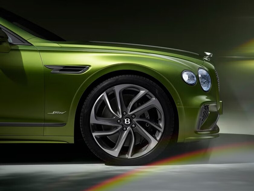 Bentley представила гибридный Flying Spur: люксовый седан с разгоном с места до сотни за 3,5 секунды