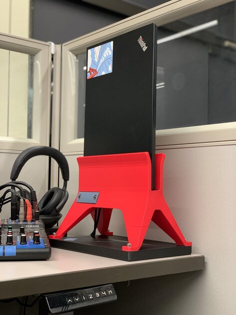 Пользователь Reddit показал свой вертикальный DIY-док для ThinkPad P15v. Выглядит необычно