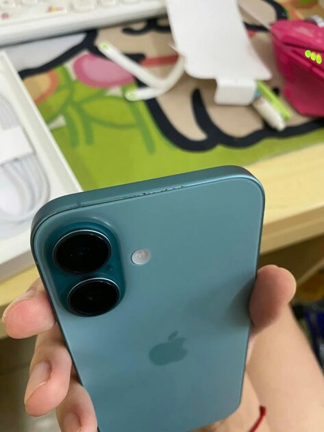 В сети появились фотографии iPhone 16 спустя два дня эксплуатации: с потёртостями и не только