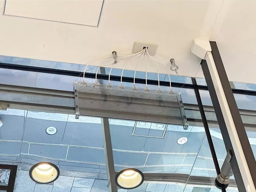 Это первая в мире прозрачная базовая станция 5G: она крепится на окно и не портит внешний вид