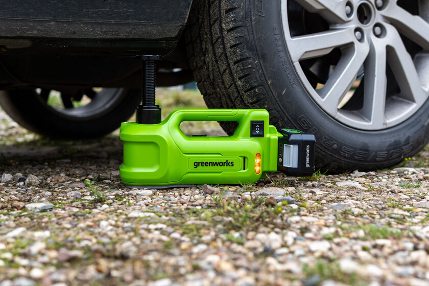 Обзор Greenworks G24JACK: меняем колёса быстро и без усилий с гидравлическим домкратом — В использовании. 1