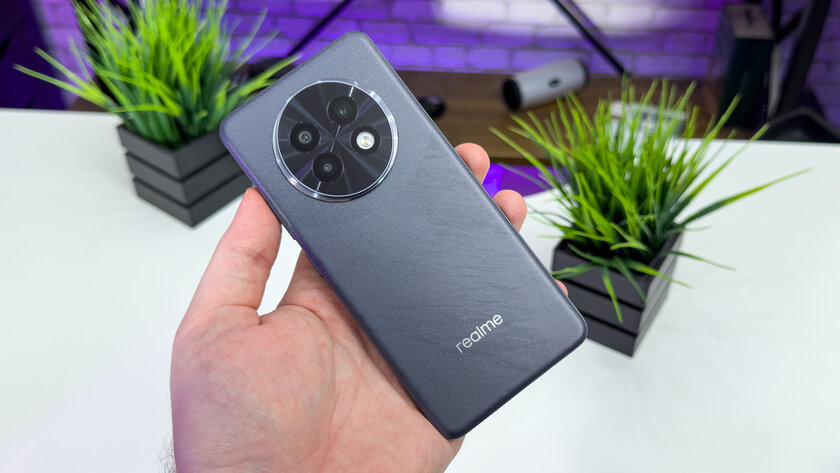 Когда платишь за средняк, а получаешь топ. Обзор realme 13+ 5G — Внешний вид и комплектация. 1