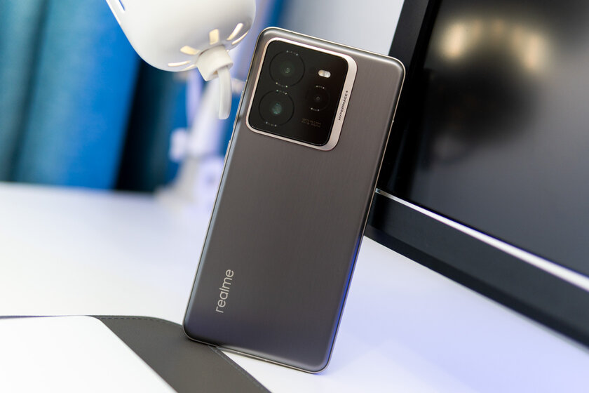 Отличный смартфон необязательно должен быть очень дорогим. Обзор realme GT 7 Pro — радует — Внешний вид и эргономика. 1