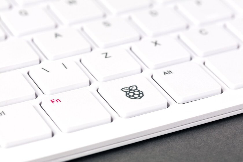 Raspberry Pi представила новый компьютер внутри клавиатуры и свой первый портативный монитор