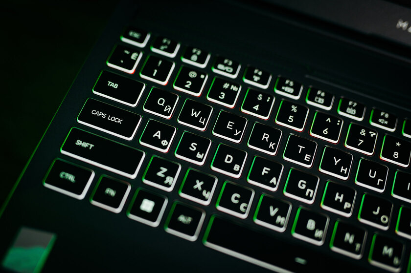 Для игр, монтажа и работы с текстом: обзор мощного ноутбука Maibenben X16A — Клавиатура и тачпад. 3