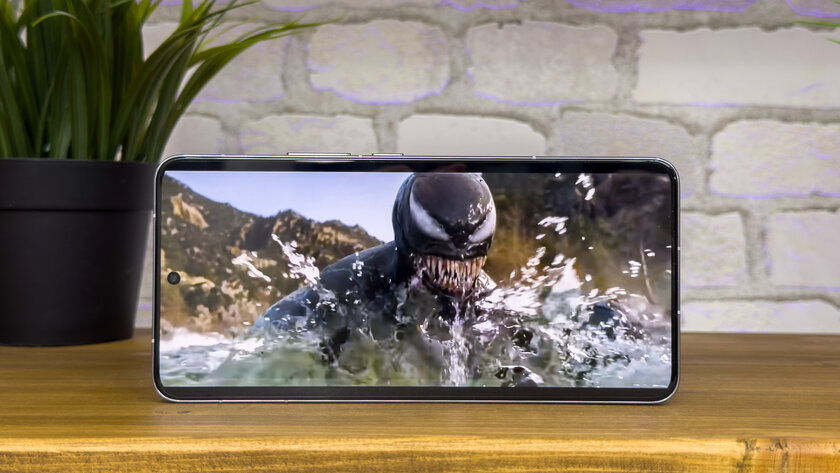 Это какой-то невозможный смартфон: 144 Гц, SD 8 Elite, 1440p — а он не разряжается! Обзор iQOO 13