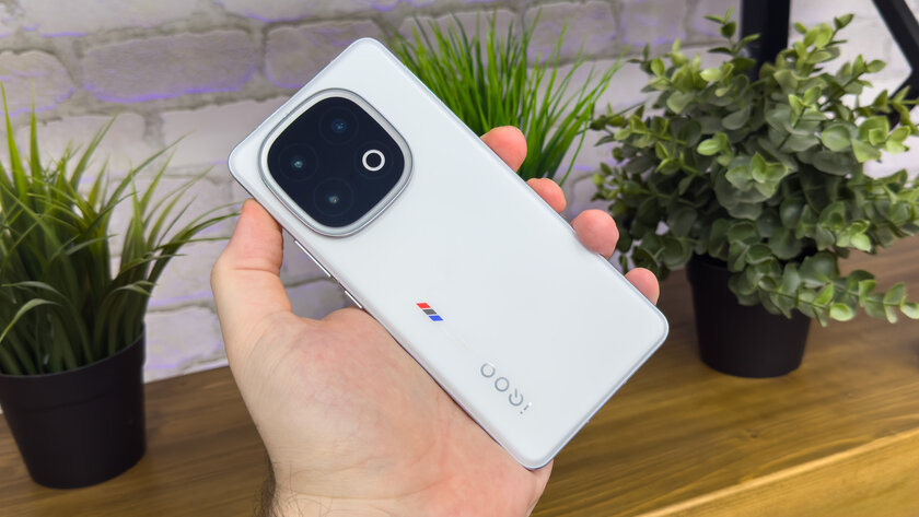 Это какой-то невозможный смартфон: 144 Гц, SD 8 Elite, 1440p — а он не разряжается! Обзор iQOO 13