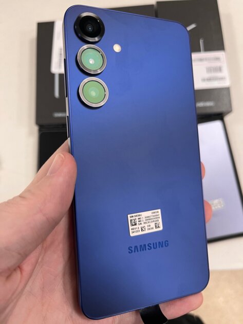Новейшие смартфоны Samsung показаны вживую. Присмотритесь — ничего не напоминают?