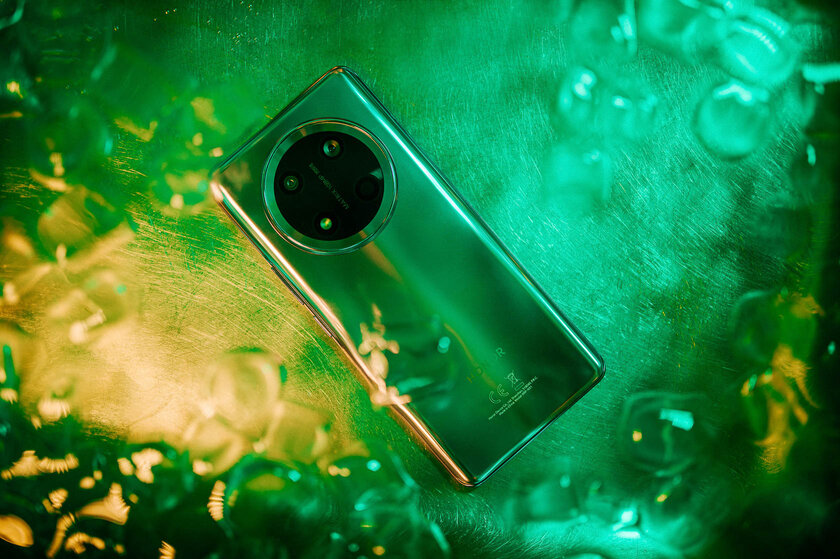 Не боится падений, морозов и суровых испытаний: 5 фишек HONOR X9c, которые зайдут россиянам