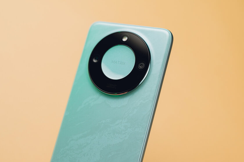 Не боится падений и отлично держит заряд: обзор HONOR X9c Smart