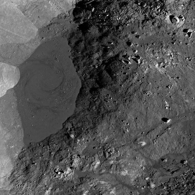 Зонд NASA запечатлел необычный рельеф на обратной стороне Луны