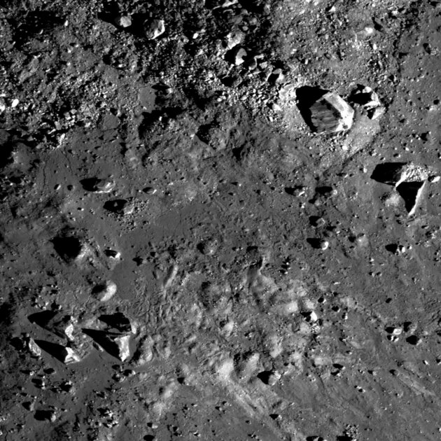 Зонд NASA запечатлел необычный рельеф на обратной стороне Луны